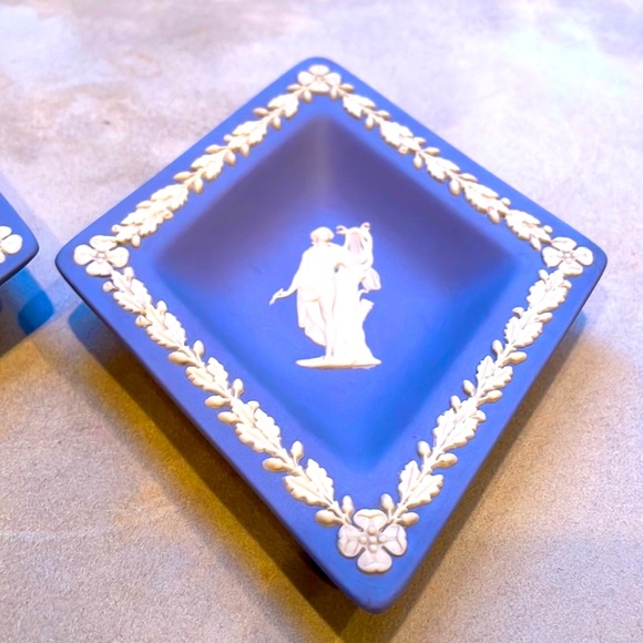 Pair of Wedgwood JasperWare Vintage Diamond shaped Trinket Dishes EUC Circa ‘59 - Picture 2 of 10